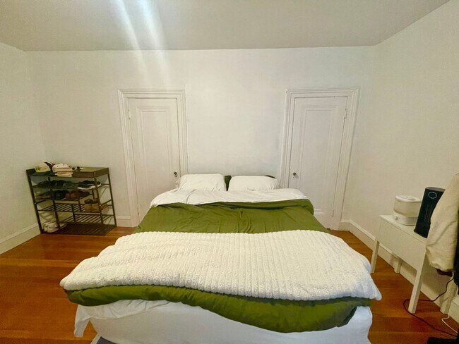 Building Photo - 9/1 No Fee!- Sunny upper floor 2BR - w/d i...