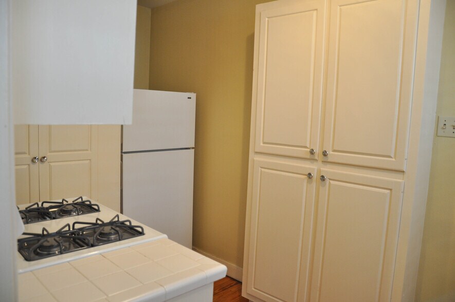 Building Photo - 912 N 6th St