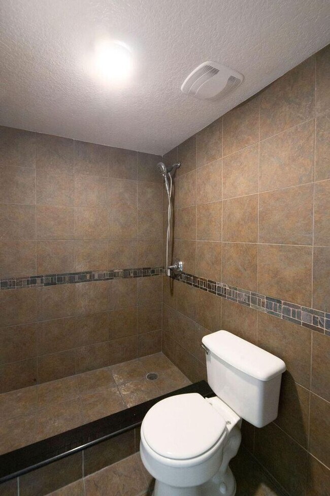 Building Photo - 2400 Centergate Dr