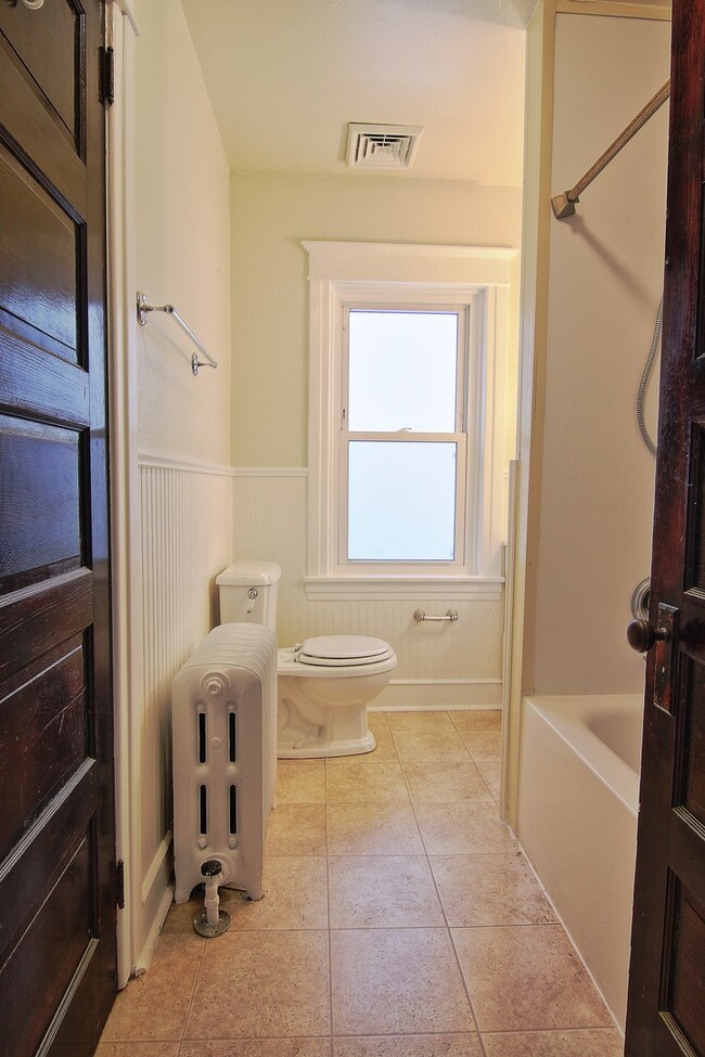 Building Photo - Beautifully Renovated 3BD/1BA Twin!