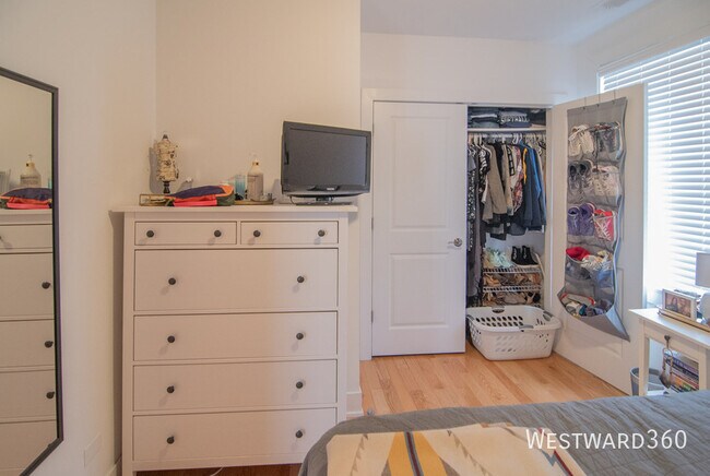 Building Photo - 2535 W North Ave