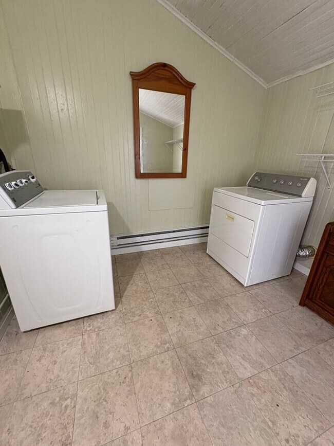 Building Photo - STUNNING Two Bedroom Single Family Home!