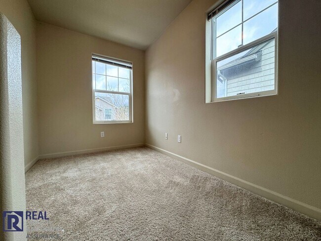 Building Photo - 10733 NE Gateway Pl