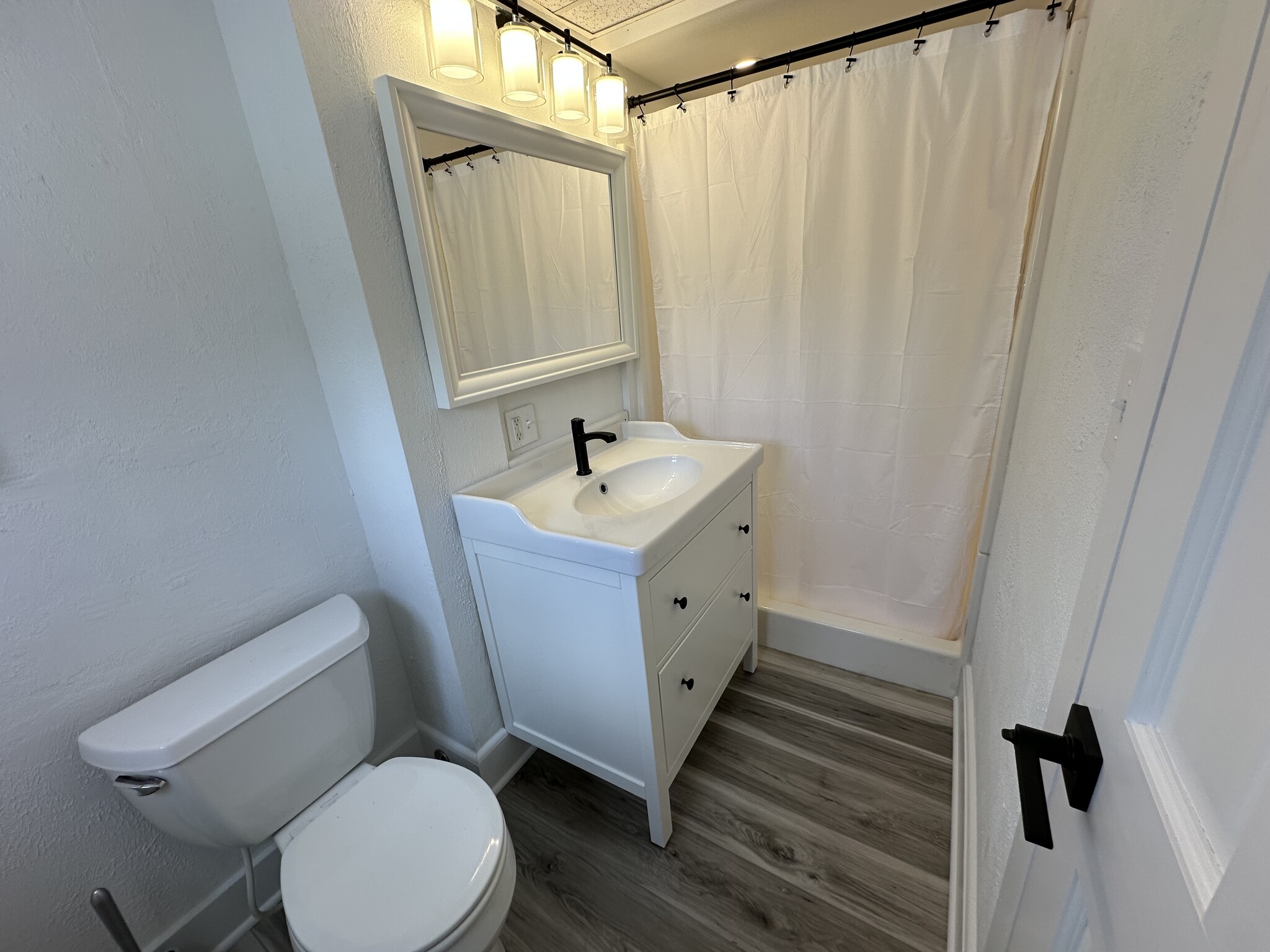 Main floor bathroom with shower - 20 Echo Valley Rd