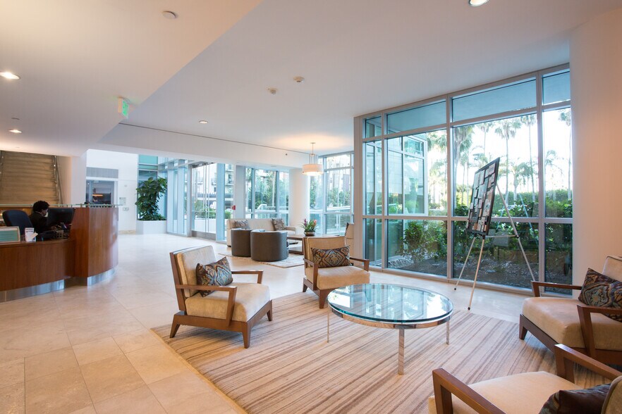 Building Photo - 13650 marina pointe Dr