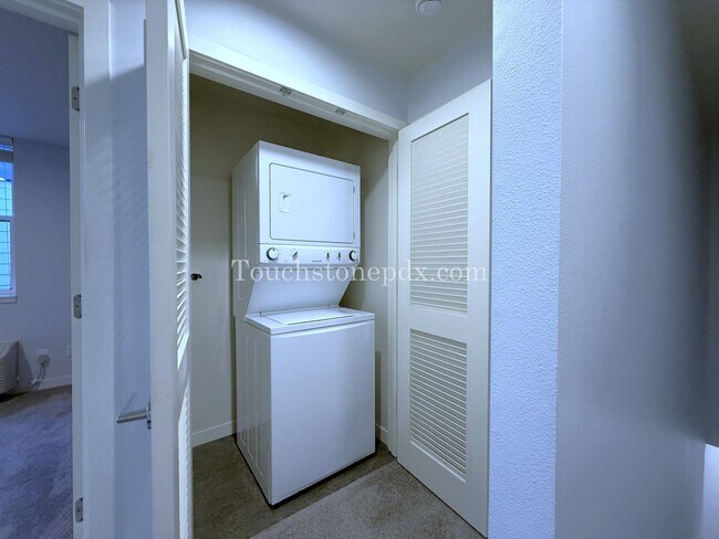 Building Photo - 2nd MONTH RENT FREE!- Contemporary 2 Bedroom, 1.5 Bathroom Apartment, Northeast Portland