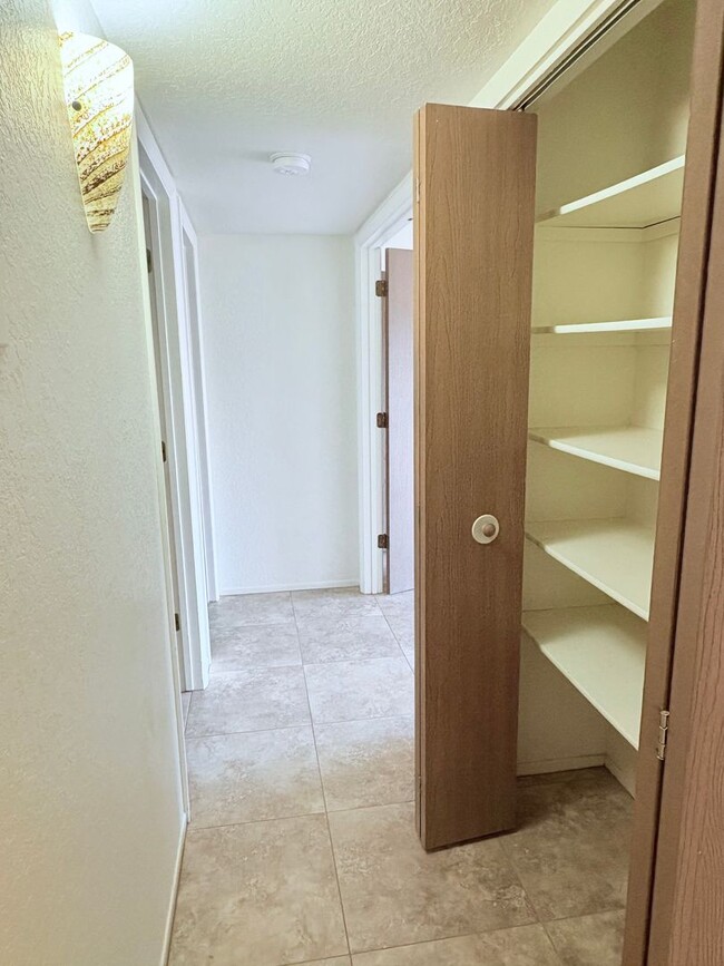 Building Photo - 3 bed/2 bath w/ large backyard