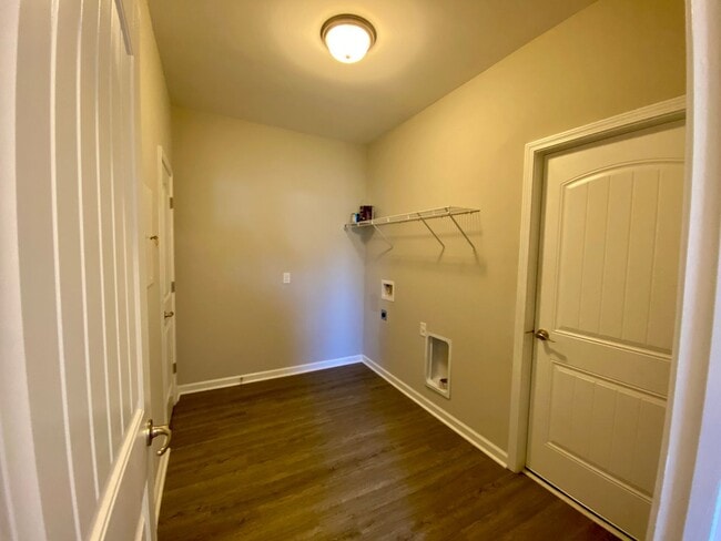 Building Photo - 3 bed/2.5 bath at end unit townhome in Berkeley Walk at Savannah Quarters with garage