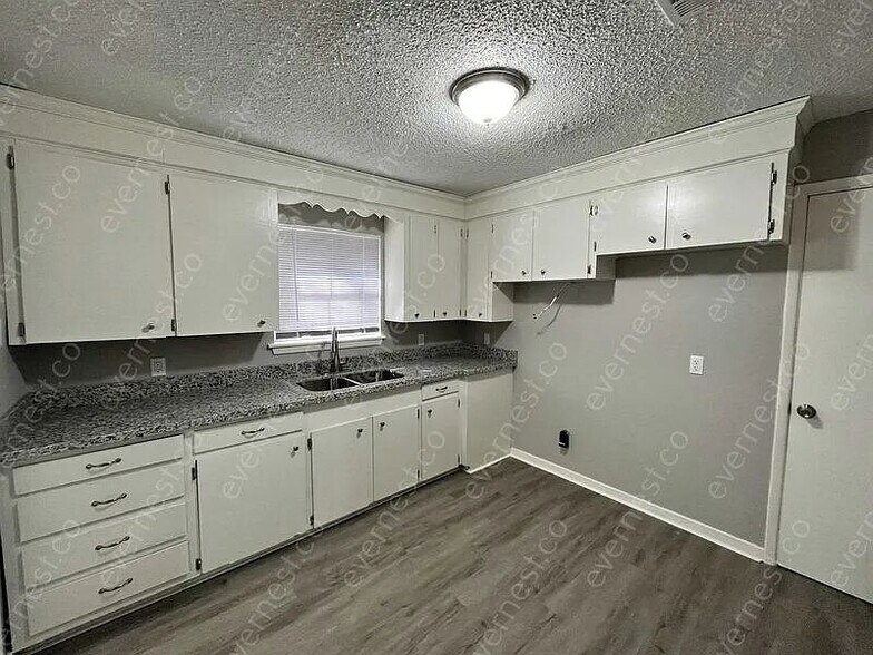 Building Photo - 315 Iris Ave