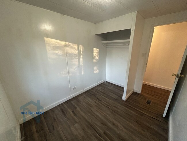 Building Photo - 605 W Taylor St