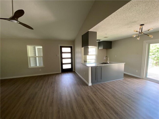 Building Photo - 1715 Shadowview Dr