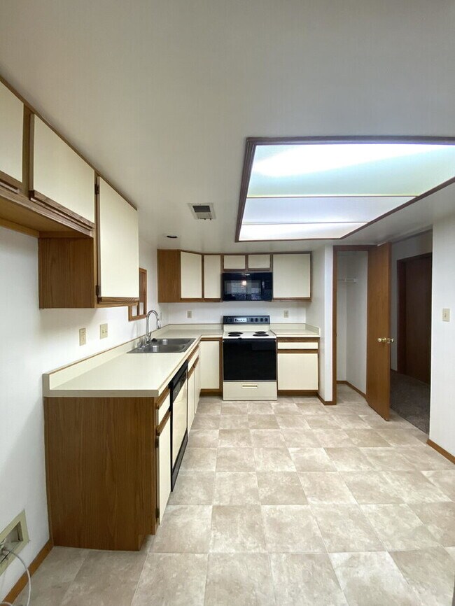 Building Photo - 1BR/1Bath Condo w/Garage
