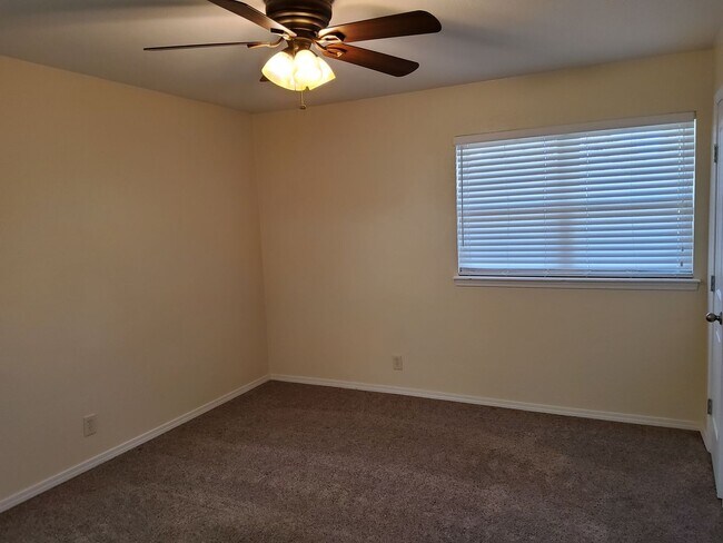 Building Photo - Enjoy living in Mustang!