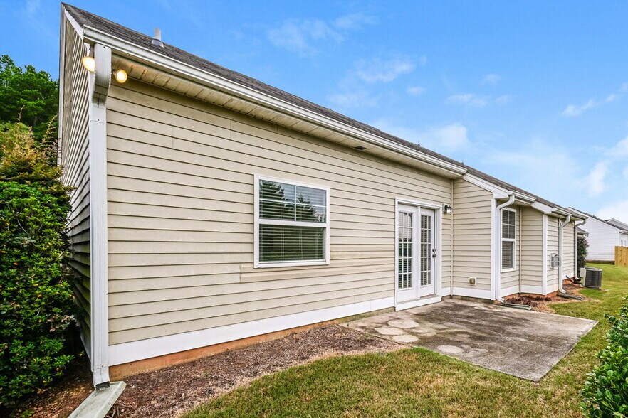 Building Photo - 3896 Pine Village Pl