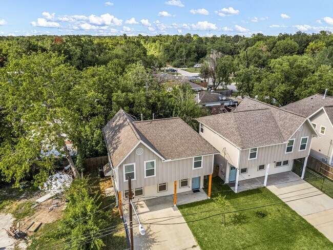 Building Photo - 8357 Tate St