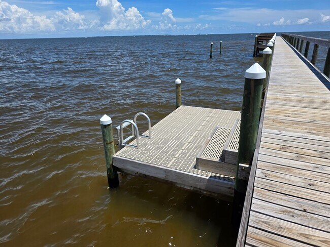 Building Photo - 1BR/1BA waterfront condo with golf course ...