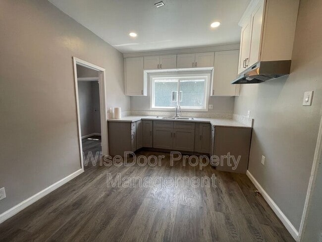 Building Photo - 155 W 43rd St