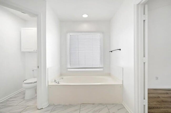 Building Photo - 10895 Glenbarr Dr