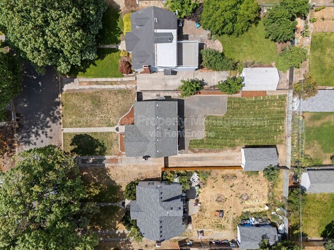 Building Photo - 807 E 40th Ave