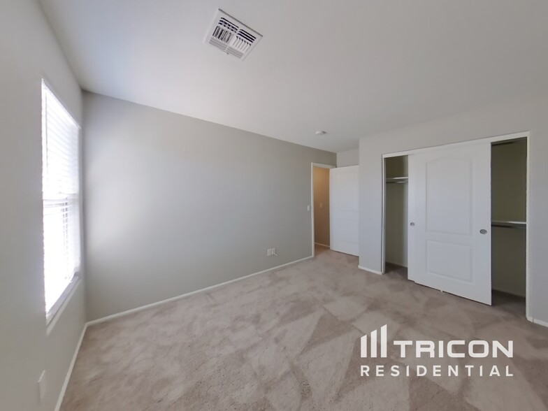 Building Photo - 655 E Lovegrass Dr