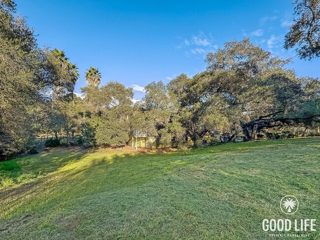 Building Photo - Beautiful 3Bd/2Ba Home On Over an Acre Lot!