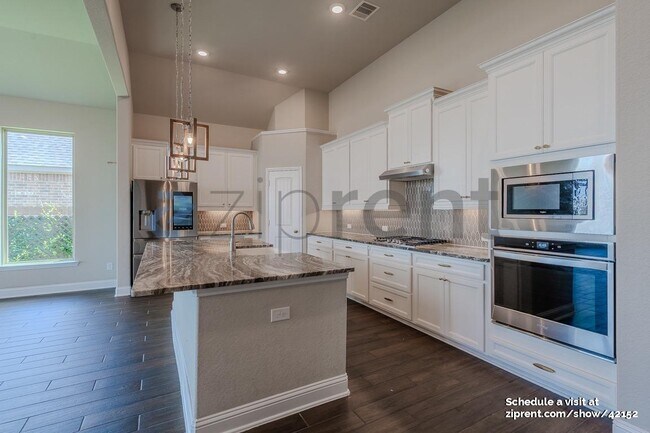 Building Photo - 18818 Lake Ridge Dr