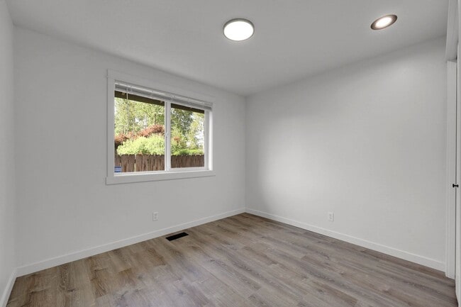 Building Photo - Updated 3 bedroom 2 bath house in a great ...