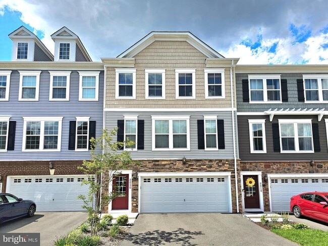 Building Photo - 8820 Englewood Farms Dr
