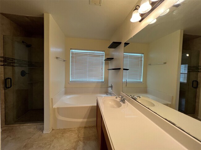 Building Photo - 1053 Shadow Glenn Dr