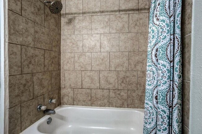Building Photo - Recently Remodeled 3-Bedroom Home with Gat...