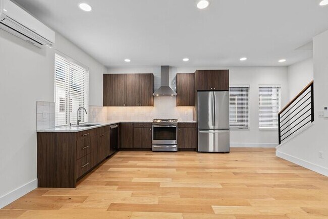 Building Photo - Stunning Ultra-Modern Central District Townhome w/ Air Conditioning