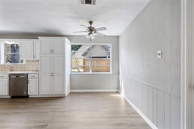 Building Photo - 4106 Cypress Hill Dr