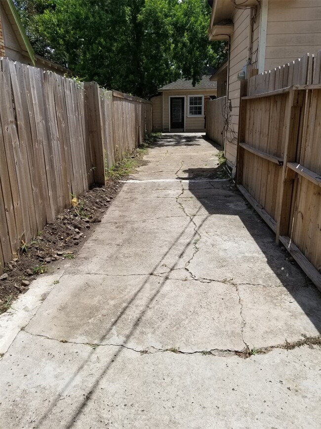 Building Photo - 4714 Sharon St