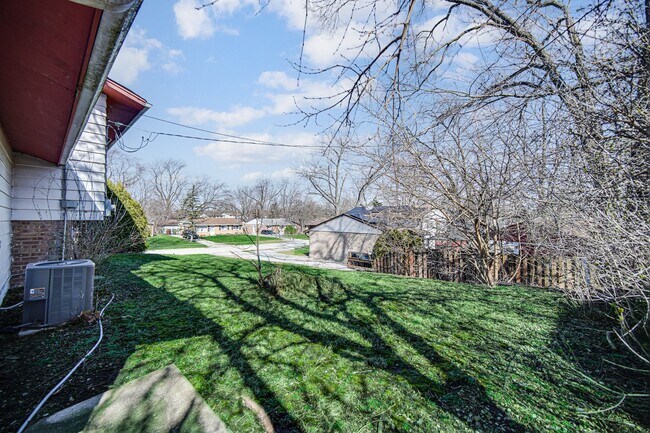 Building Photo - Spacious 4-Bedroom Split-Level in University Park