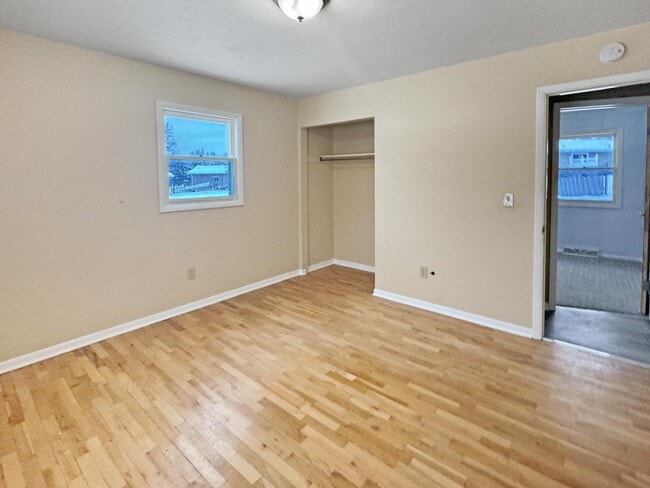 Building Photo - 5573 Rockbluff Dr NE