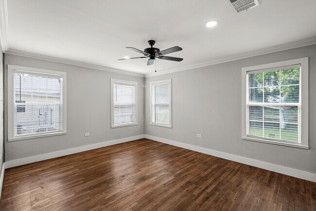 Building Photo - Beautifully Updated 2/2 Cottage - Available now!