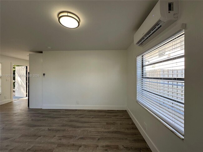 Building Photo - 1409 N Dixie Hwy