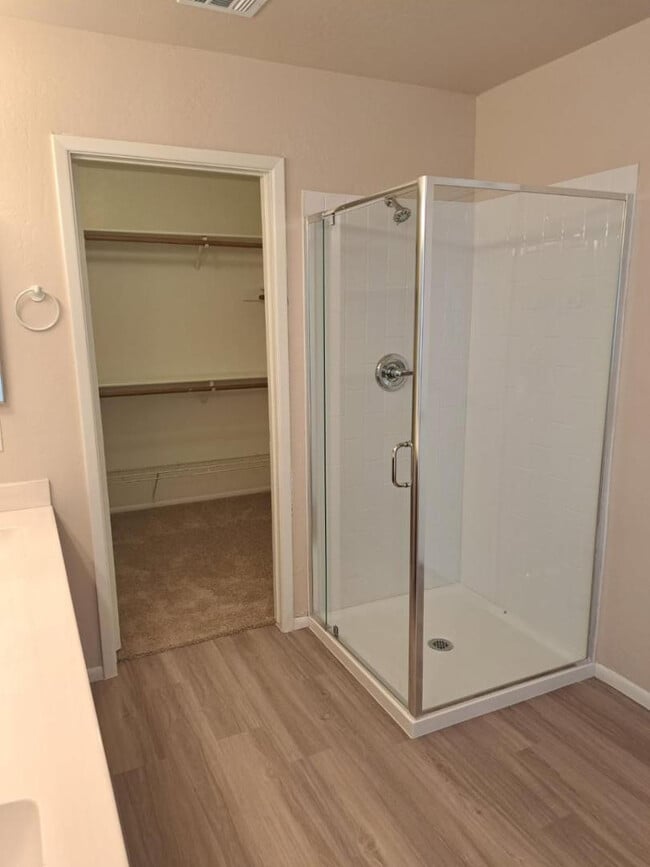 Building Photo - 1443 E Vaughn Ave