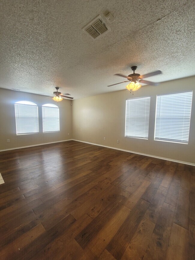 Building Photo - Stunning 4/2.5 home in Fort Worth