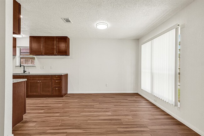 Building Photo - 13327 N Thorntree Dr