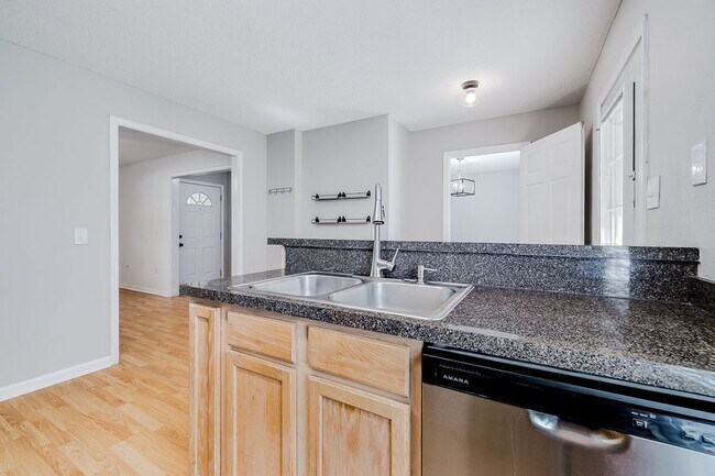 Building Photo - 3 Bedroom Springfield Home with Garage and Large Backyard
