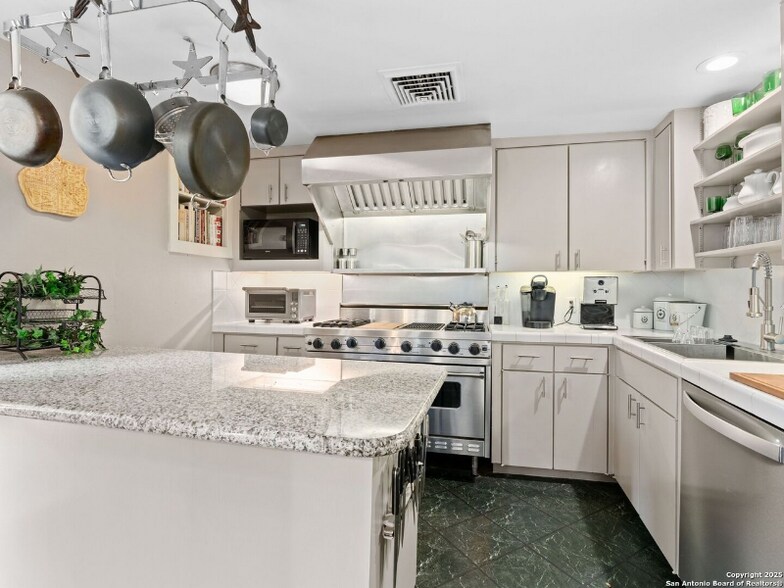 Building Photo - 211 N Presa St