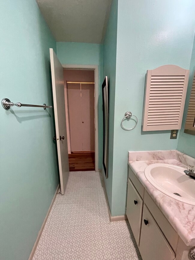 Building Photo - 1051 Country Club Dr