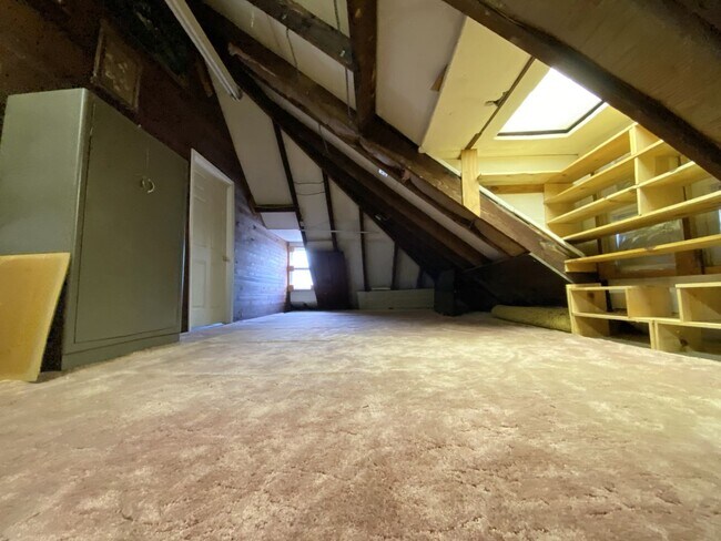 Building Photo - 3 Bedroom 1.5 Bath Private Home Must See K...