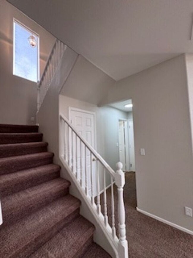 Building Photo - 3Bed/2.5Bath/2Car Residence located in North Las Vegas gated community!