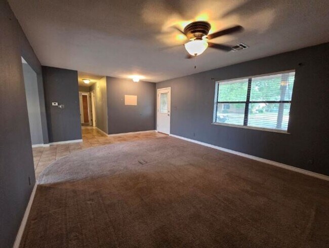 Building Photo - FOR LEASE!!