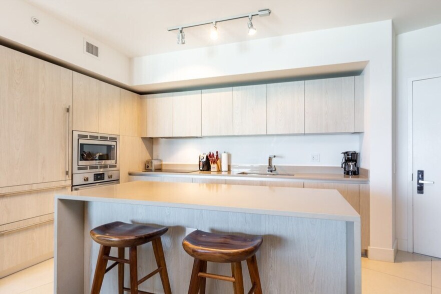 Building Photo - 4011 S Ocean Dr