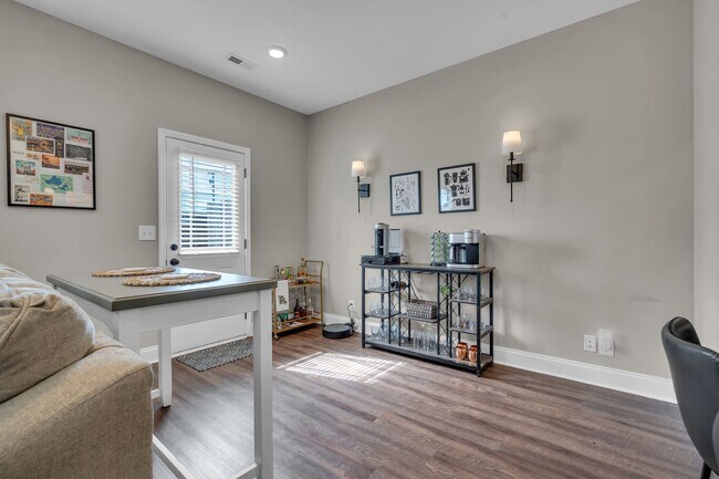 Building Photo - Pet Friendly Two Bedroom!