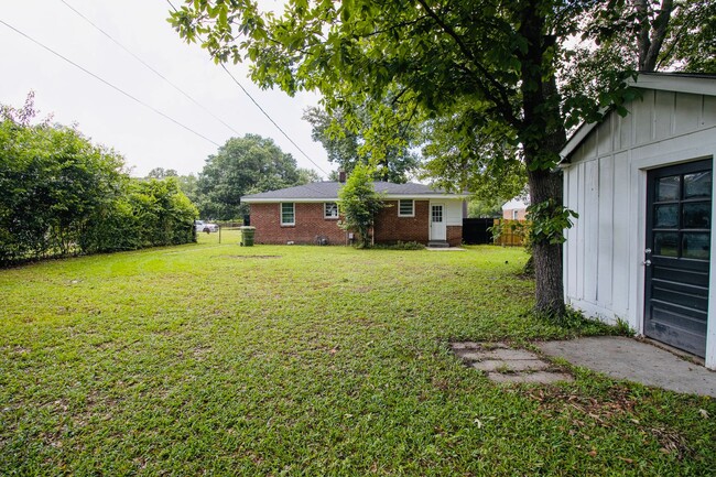 Building Photo - 3 Bedroom, 1 Bathroom Charmer in Cayce - A...