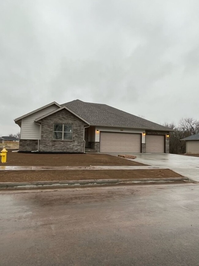 Building Photo - Beautiful one-year-old 3 bed, 2 bath, 3 ca...